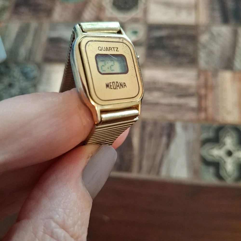 Medana Womens Goldtone Digital Quartz Watch W/ Expansion Band.